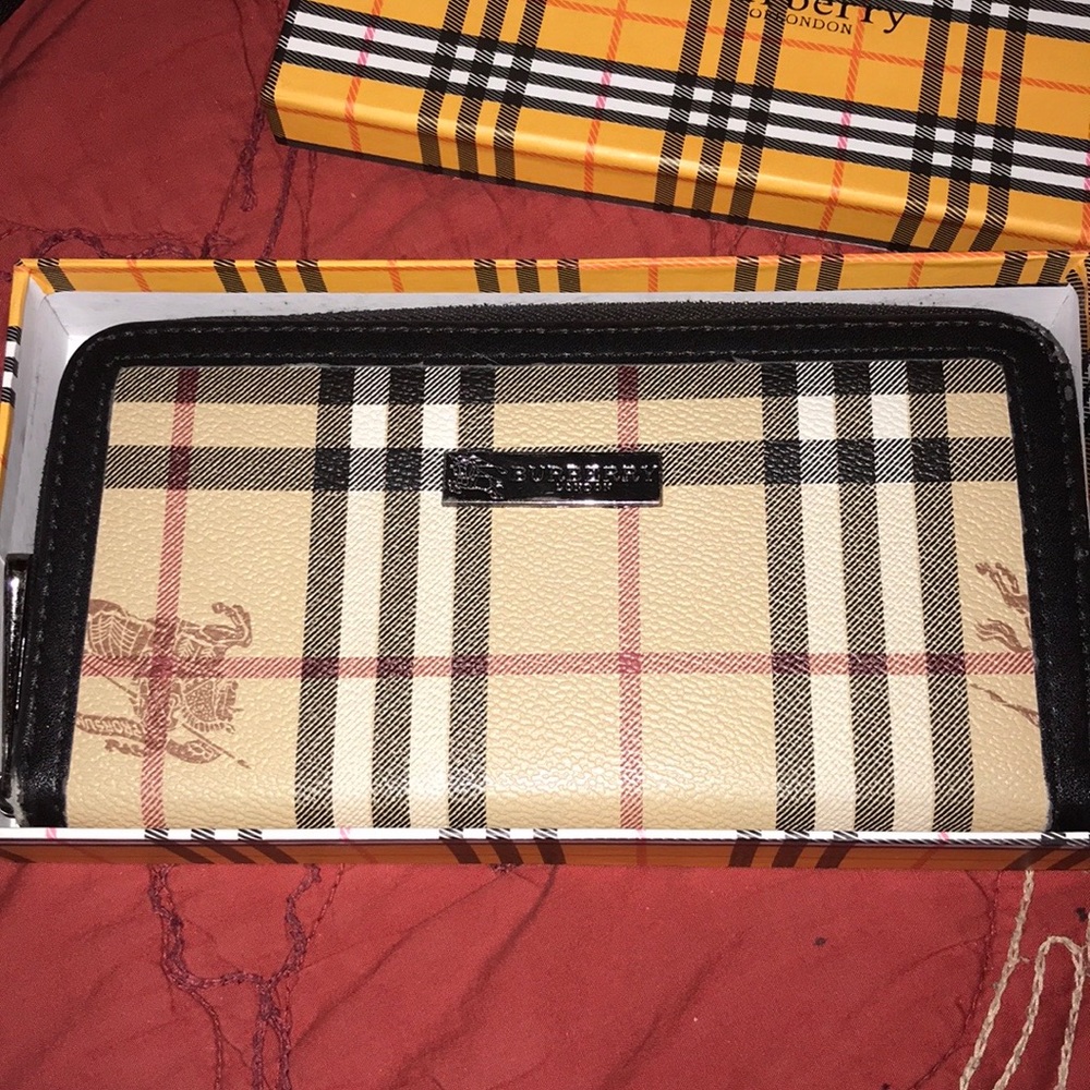 Fun plaid wallet. 🌟